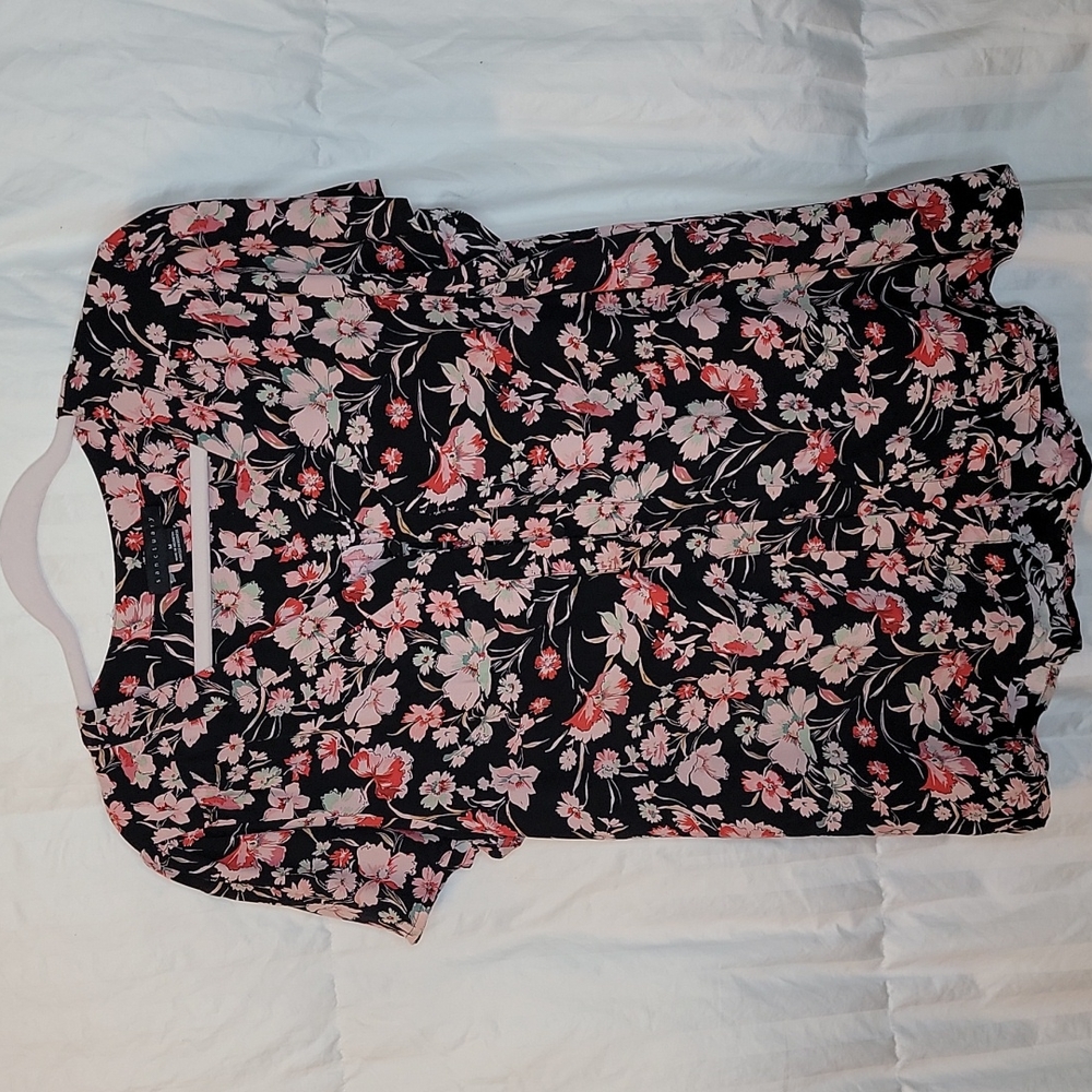 Sanctuary Floral Short Sleeve Button Up Top. Size Medium. Black background. - Picture 2 of 4
